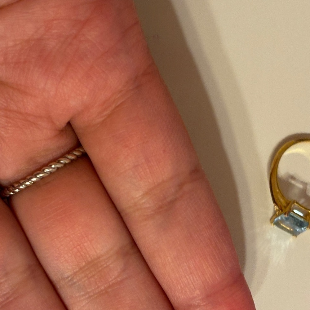 Silver ring. - Picture 2 of 2